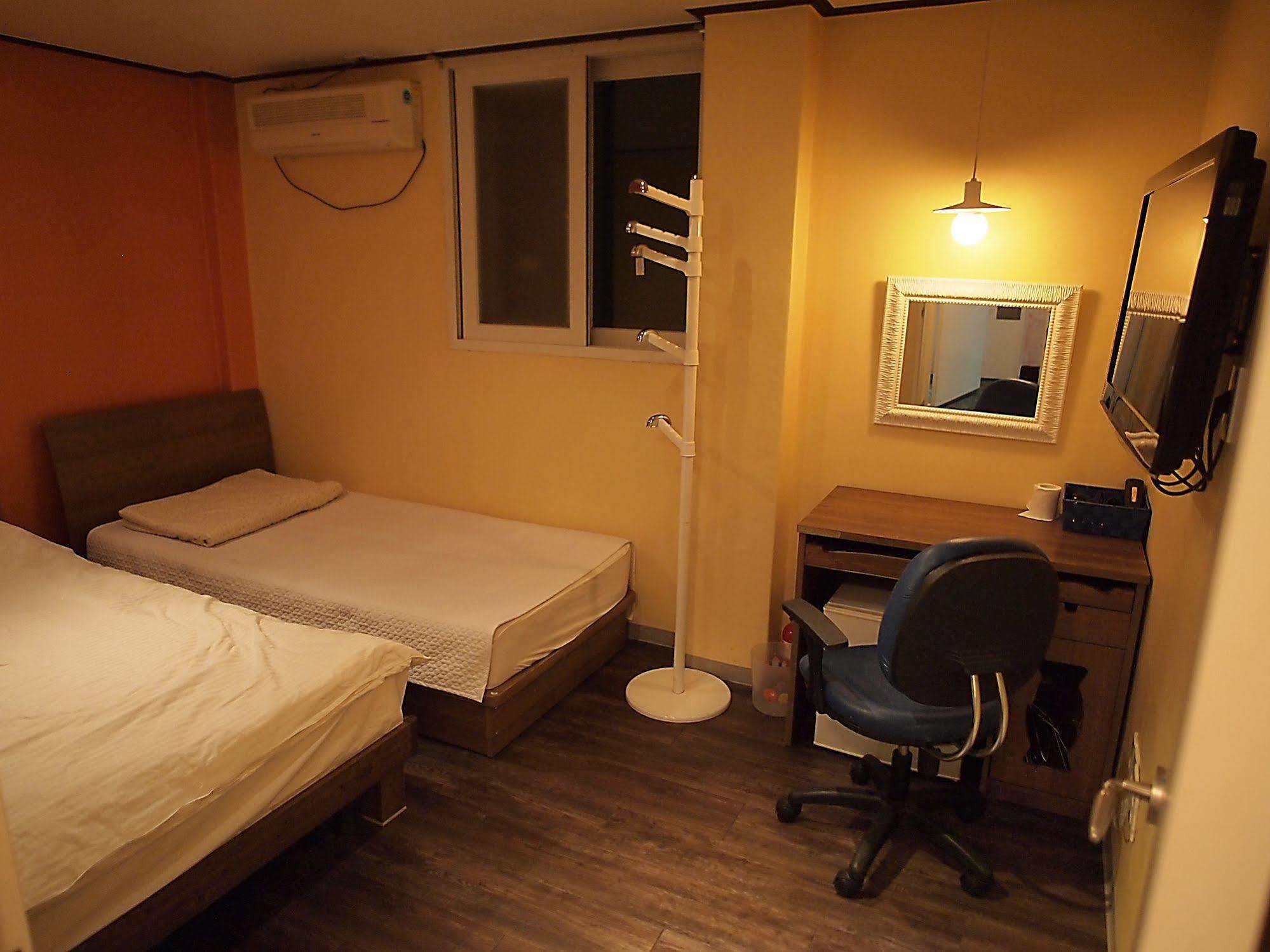 D.H Sinchon Guesthouse Seul Zewnętrze zdjęcie